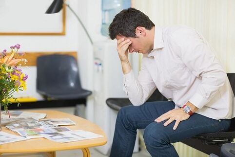um homem está pensando em tratar a prostatite com medicamentos
